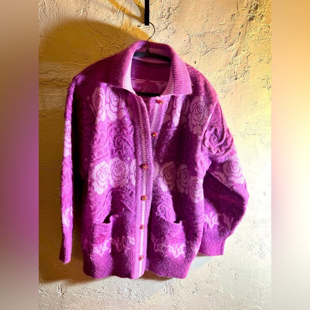 Vintage pink Women's Sweater w floral design and lovely buttons, pockets